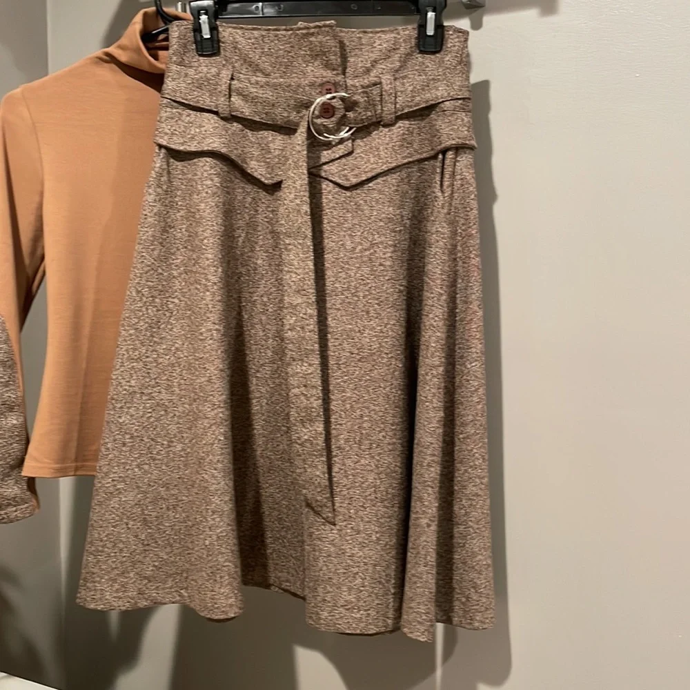 GORGEOUS SET Skirt and Top - Picture 4 of 16